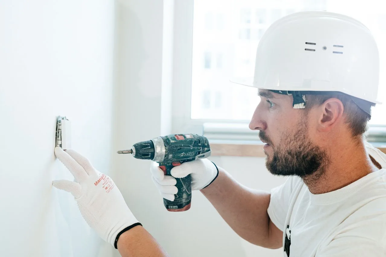 Vakman met veiligheidshelm aan het werk