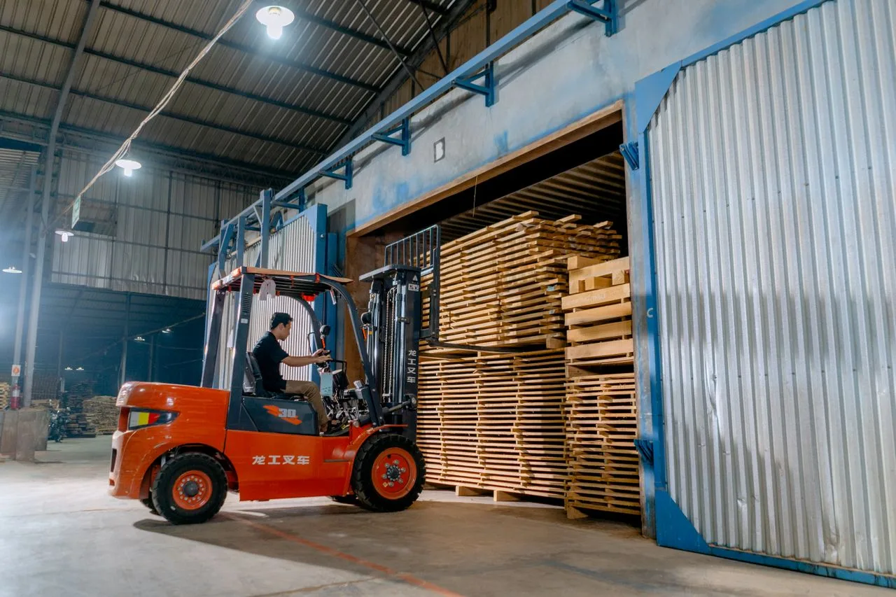 Heftruckchauffeur aan het werk in een bedrijfshal
